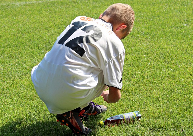 中国足球感人一幕！国青全员痛哭，球迷高唱：风雨中这点痛算什么.